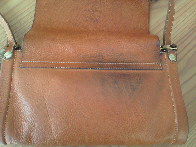 [バッグ・鞄] イルビゾンテの斜め掛けバッグが黒ずんでしまいました。 - 皮革Q&Aサイト ひかくらし