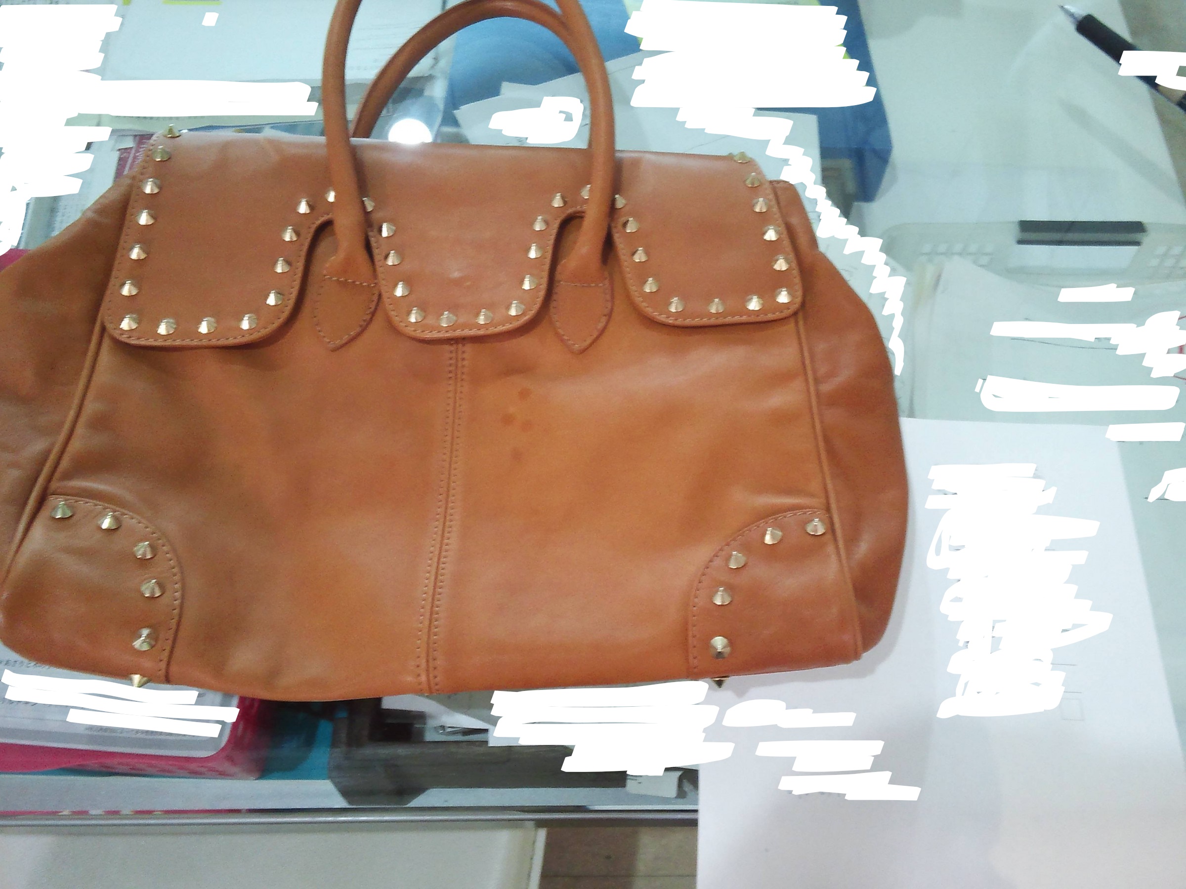 バッグ・鞄] オレンジ色皮のカバンにシミが付いてしまいました