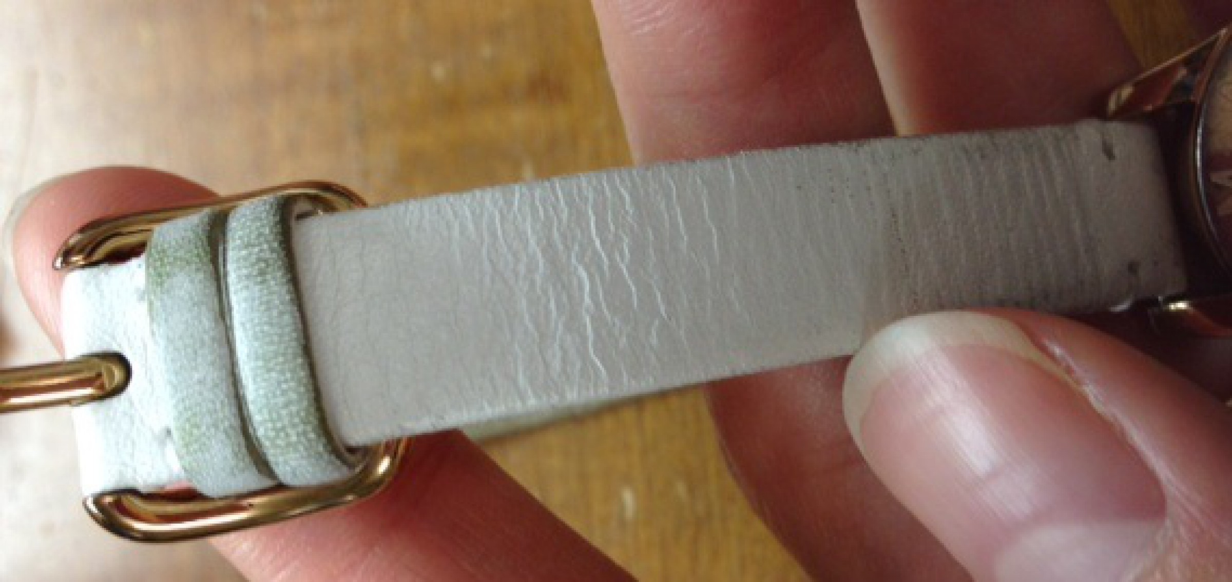 その他の皮革製品 私は今アメリカに留学している大学生です マークバイジェイコブスの時計をアメリカで購入して約7か月間使ってきました 時計のベルトが 白のせいか 汚れが目立つようになりなるべく購入時の状態に戻したいと思い連絡させていただきました 写真を その他の皮革製品 私は今アメリカに留学している大学生です マークバイジェイコブスの時計をアメリカで購入して約7か月間使ってきました 時計のベルトが 白のせいか 汚れが目立つようになりなるべく購入時の状態に戻したいと思い連絡させていただきました 写真を